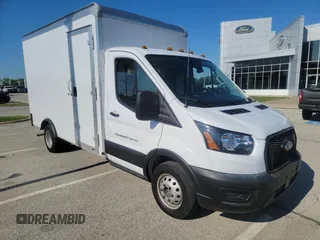 2023 Ford Transit z VIN 1FDBF6P85PKB93312, wystawiony jako Copart lot #58597215 z przebiegiem 25 609 mil mil oraz Czysty tytuł • Clean title. Historia ofert i sprzedaży dostępna na DreamBid. Obrazek 1.