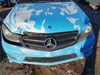 2014 Mercedes-Benz C 250 z VIN WDDGJ4HB8EG211556, wystawiony jako IAAI lot #40831987 z przebiegiem 98 958 mil mil oraz . Historia ofert i sprzedaży dostępna na DreamBid. Obrazek 6.