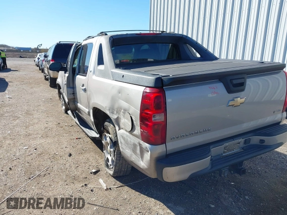 2007 Chevrolet Avalanche 3LT z VIN 3GNEC12047G179026, wystawiony jako IAAI lot #41225020 z przebiegiem 183 482 mil mil oraz . Historia ofert i sprzedaży dostępna na DreamBid. Obrazek 3.