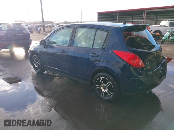 2009 Nissan Versa S z VIN 3N1BC13E19L353170, wystawiony jako IAAI lot #41493381 z przebiegiem 135 765 mil mil oraz . Historia ofert i sprzedaży dostępna na DreamBid. Obrazek 3.