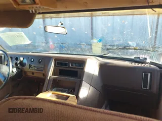 1984 Chevrolet Chevy Van z VIN 1GBEG25H7E7200890, wystawiony jako IAAI lot #40813919 z przebiegiem 17 719 mil mil oraz . Historia ofert i sprzedaży dostępna na DreamBid. Obrazek 5.