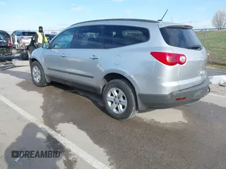 2012 Chevrolet Traverse LS z VIN 1GNKRFED7CJ330186, wystawiony jako IAAI lot #41806198 z przebiegiem 132 703 mil mil oraz . Historia ofert i sprzedaży dostępna na DreamBid. Obrazek 3.