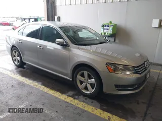 2013 Volkswagen Passat SE z VIN 1VWBH7A3XDC018221, wystawiony jako IAAI lot #40808517 z przebiegiem 118 635 mil mil oraz . Historia ofert i sprzedaży dostępna na DreamBid. Obrazek 1.