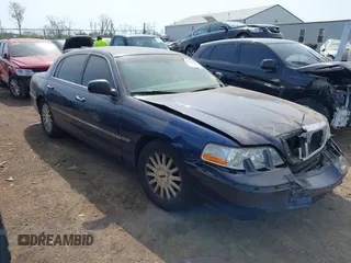 2003 Lincoln Town Car Executive z VIN 1LNHM81W43Y632820, wystawiony jako IAAI lot #42048881 z przebiegiem 137 738 mil mil oraz . Historia ofert i sprzedaży dostępna na DreamBid. Obrazek 1.