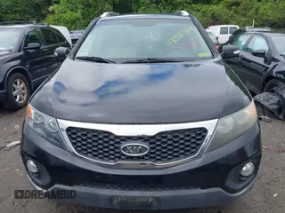 2011 Kia Sorento LX z VIN 5XYKTCA13BG022340, wystawiony jako IAAI lot #42338384 z przebiegiem 181 506 mil mil oraz . Historia ofert i sprzedaży dostępna na DreamBid. Obrazek 6.