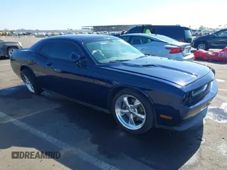 2013 Dodge Challenger R/T Classic z VIN 2C3CDYBT5DH611493, wystawiony jako IAAI lot #42227574 z przebiegiem 76 907 mil mil oraz . Historia ofert i sprzedaży dostępna na DreamBid. Obrazek 1.