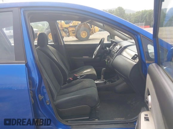 2011 Nissan Versa S z VIN 3N1BC1CP0BL395790, wystawiony jako IAAI lot #42477284 z przebiegiem 270 145 mil mil oraz . Historia ofert i sprzedaży dostępna na DreamBid. Obrazek 5.