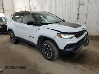 2025 Jeep Compass Trailhawk with VIN 3C4NJDDN8ST529024, listed as a Copart auction lot 61383465 with 4,233 mi miles and Salvage title. Bid and sale history available at DreamBid. Image 4.