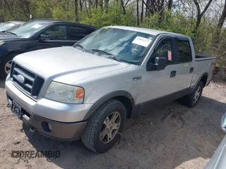 2006 Ford F-150 XLT z VIN 1FTPW14556KB61370, wystawiony jako IAAI lot #42022773 z przebiegiem 214 549 mil mil oraz . Historia ofert i sprzedaży dostępna na DreamBid. Obrazek 2.
