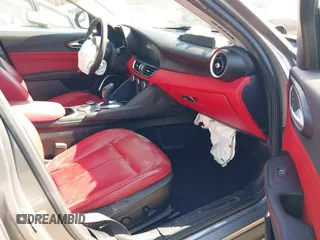 2020 Alfa Romeo Giulia z VIN ZARFAMAN2L7624764, wystawiony jako IAAI lot #41623824 z przebiegiem Nie podano mil oraz . Historia ofert i sprzedaży dostępna na DreamBid. Obrazek 5.