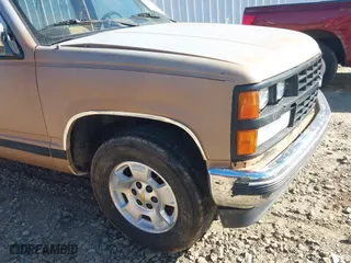 1989 Chevrolet C/K 2500 with VIN 1GCFC24K6KE103258, listed as a IAAI auction lot 41550838 with 101,037 mi miles. Bid and sale history available at carsss.com. Image 6.