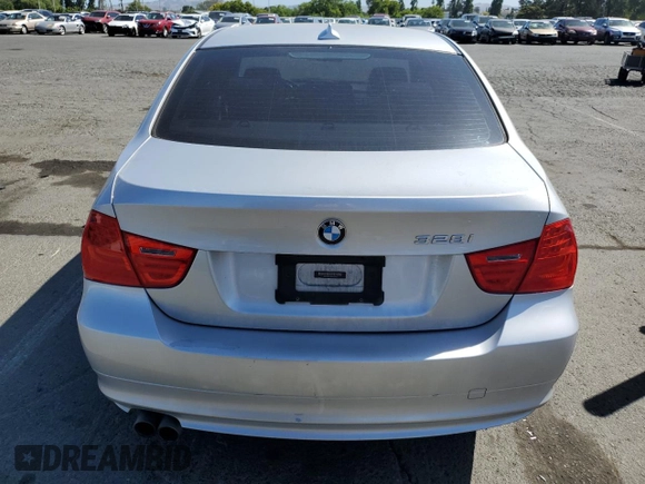 2011 BMW 3 Series 328i z VIN WBAPH5C54BA447971, wystawiony jako Copart lot #55899855 z przebiegiem 140 078 mil mil oraz Czysty tytuł • Clean title. Historia ofert i sprzedaży dostępna na DreamBid. Obrazek 6.