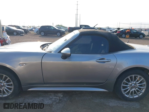2017 FIAT 124 Spider Lusso with VIN JC1NFAEK5H0101807, listed as a IAAI auction lot 42203847 with Not provided miles and . Bid and sale history available at DreamBid. Image 13.