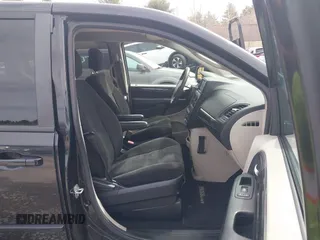 2017 Dodge Grand Caravan SE z VIN 2C4RDGBG3HR687183, wystawiony jako IAAI lot #41971615 z przebiegiem 158 201 mil mil oraz . Historia ofert i sprzedaży dostępna na DreamBid. Obrazek 5.