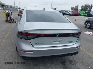 2024 Honda Accord Touring z VIN 1HGCY2F87RA082705, wystawiony jako IAAI lot #42194619 z przebiegiem 7 896 mil mil oraz . Historia ofert i sprzedaży dostępna na DreamBid. Obrazek 16.