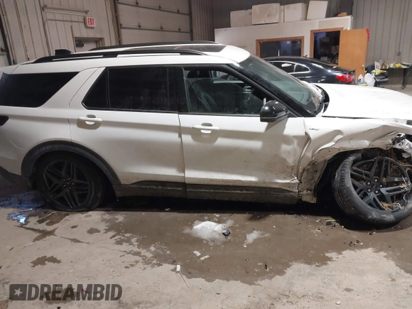 2025 Ford Explorer ST-Line z VIN 1FMUK8KH8SGA05191, wystawiony jako IAAI lot #41590538 z przebiegiem 8 793 mil mil oraz . Historia ofert i sprzedaży dostępna na DreamBid. Obrazek 13.