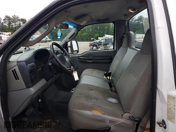2006 Ford F-250 z VIN 1FDNF20506EC75421, wystawiony jako Copart lot #58069295 z przebiegiem 176 547 mil mil oraz Szkoda całkowita • Salvage title. Historia ofert i sprzedaży dostępna na DreamBid. Obrazek 7.