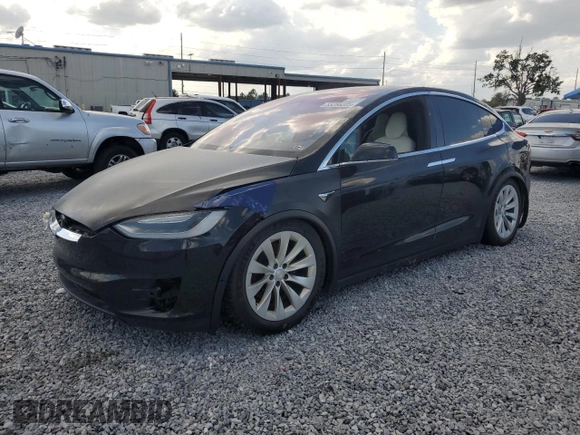 2017 Tesla Model X 90D z VIN 5YJXCBE2XHF060912, wystawiony jako Copart lot #55286205 z przebiegiem Nie podano mil oraz Szkoda całkowita • Salvage title. Historia ofert i sprzedaży dostępna na DreamBid. Obrazek 1.