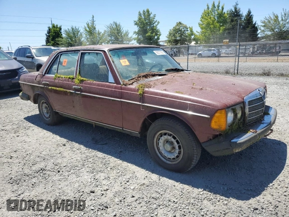 1982 Mercedes-Benz 300 D z VIN WDBAB33A0CB004853, wystawiony jako Copart lot #60577005 z przebiegiem 337 870 mil mil oraz Czysty tytuł • Clean title. Historia ofert i sprzedaży dostępna na DreamBid. Obrazek 4.