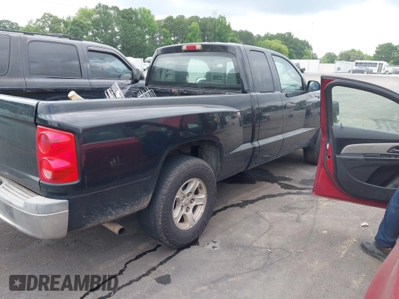 2005 Dodge Dakota SLT z VIN 1D7HE42K55S166266, wystawiony jako IAAI lot #42449608 z przebiegiem 192 728 mil mil oraz . Historia ofert i sprzedaży dostępna na DreamBid. Obrazek 4.