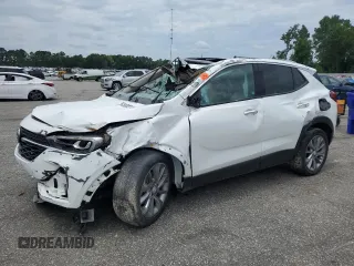 2023 Buick Encore GX Essence z VIN KL4MMFSL1PB007368, wystawiony jako Copart lot #64500315 z przebiegiem Nie podano mil oraz Szkoda całkowita • Salvage title. Historia ofert i sprzedaży dostępna na DreamBid. Obrazek 1.