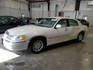 2000 Lincoln Town Car Cartier with VIN 1LNHM83W4YY884748, listed as a Copart auction lot 57668585 with 190,472 mi miles and Non repairable. Bid and sale history available at DreamBid. Image 1.