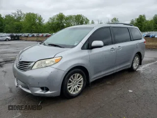 2012 Toyota Sienna XLE AAS z VIN 5TDYK3DC7CS242398, wystawiony jako Copart lot #57656265 z przebiegiem 227 352 mil mil oraz Szkoda całkowita • Salvage title. Historia ofert i sprzedaży dostępna na DreamBid. Obrazek 1.