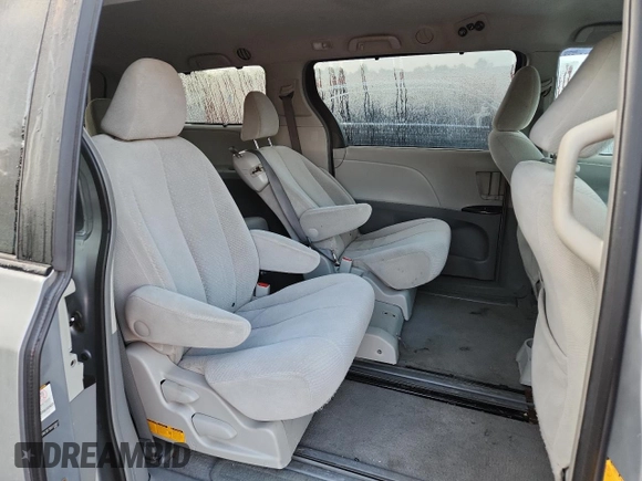 2011 Toyota Sienna LE AAS z VIN 5TDKK3DC1BS013087, wystawiony jako Copart lot #61815185 z przebiegiem 148 554 mil mil oraz Czysty tytuł • Clean title. Historia ofert i sprzedaży dostępna na DreamBid. Obrazek 11.