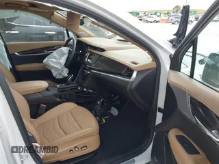 2024 Cadillac XT6 Premium Luxury z VIN 1GYKPERS5RZ741592, wystawiony jako IAAI lot #41327267 z przebiegiem 5 889 mil mil oraz . Historia ofert i sprzedaży dostępna na DreamBid. Obrazek 5.