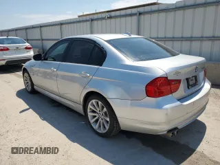 2011 BMW 3 Series 328i xDrive z VIN WBAPK5G50BNN81333, wystawiony jako Copart lot #55957035 z przebiegiem 111 875 mil mil oraz Szkody całkowita. Historia ofert i sprzedaży dostępna na DreamBid. Obrazek 2.