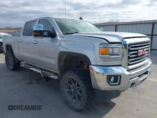 2017 GMC Sierra 2500HD SLT z VIN 1GT12TEG2HF106173, wystawiony jako IAAI lot #42023092 z przebiegiem 156 500 mil mil oraz . Historia ofert i sprzedaży dostępna na DreamBid. Obrazek 1.