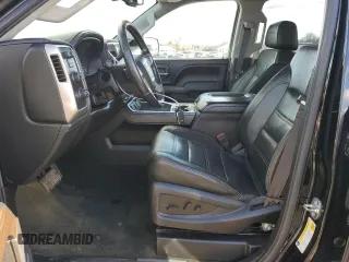 2017 GMC Sierra 2500HD Denali z VIN 1GT12UEG1HF104744, wystawiony jako Copart lot #43969425 z przebiegiem 129 674 mil mil oraz Szkoda całkowita • Salvage title. Historia ofert i sprzedaży dostępna na DreamBid. Obrazek 7.