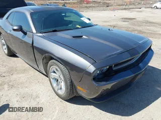 2013 Dodge Challenger SXT z VIN 2C3CDYAG9DH724917, wystawiony jako IAAI lot #41985775 z przebiegiem 123 565 mil mil oraz . Historia ofert i sprzedaży dostępna na DreamBid. Obrazek 17.