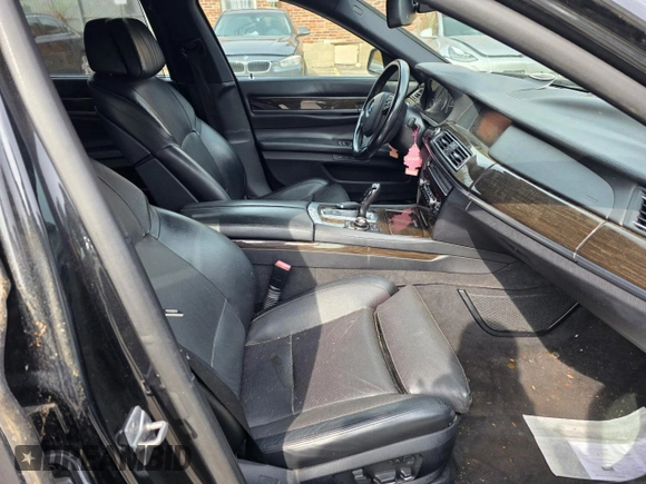 2012 BMW 7 Series 750i z VIN WBAKA8C56CCY3793, wystawiony jako Copart lot #49264245 z przebiegiem 118 295 mil mil oraz Czysty tytuł • Clean title. Historia ofert i sprzedaży dostępna na DreamBid. Obrazek 5.
