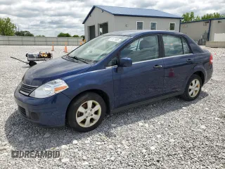 2009 Nissan Versa S z VIN 3N1BC11E89L361883, wystawiony jako Copart lot #57121985 z przebiegiem 204 638 mil mil oraz Czysty tytuł • Clean title. Historia ofert i sprzedaży dostępna na DreamBid. Obrazek 1.