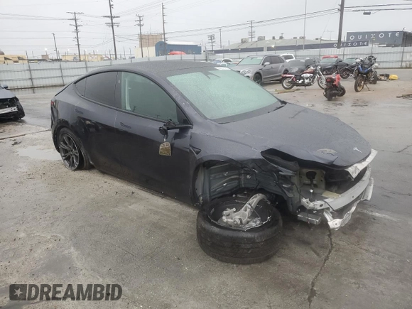 2024 Tesla Model Y with VIN 7SAYGDED1RF098054, listed as a Copart auction lot 44072195 with 16,085 mi miles and Salvage Title. Bid and sale history available at DreamBid. Image 4.