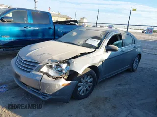 2008 Chrysler Sebring LX z VIN 1C3LC46K48N178968, wystawiony jako IAAI lot #40523719 z przebiegiem 243 715 mil mil oraz . Historia ofert i sprzedaży dostępna na DreamBid. Obrazek 2.