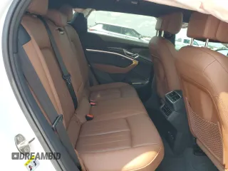 2022 Audi e-tron Premium Plus z VIN WA1LAAGE8NB019791, wystawiony jako Copart lot #56399155 z przebiegiem 24 521 mil mil oraz Szkody całkowita. Historia ofert i sprzedaży dostępna na DreamBid. Obrazek 11.