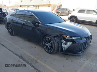 2020 Toyota Avalon z VIN 4T1GZ1FB0LU050523, wystawiony jako IAAI lot #41108696 z przebiegiem 44 129 mil mil oraz . Historia ofert i sprzedaży dostępna na DreamBid. Obrazek 1.
