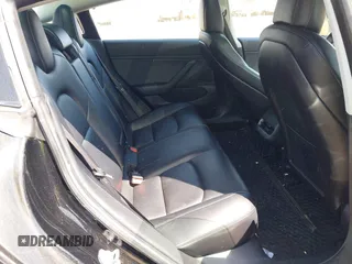 2018 Tesla Model 3 Long Range Battery z VIN 5YJ3E1EB6JF086612, wystawiony jako IAAI lot #42149440 z przebiegiem 101 170 mil mil oraz . Historia ofert i sprzedaży dostępna na DreamBid. Obrazek 8.
