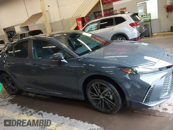 2025 Toyota Camry LE z VIN 4T1DBADK4SU520156, wystawiony jako IAAI lot #41865277 z przebiegiem 220 mil mil oraz . Historia ofert i sprzedaży dostępna na DreamBid. Obrazek 14.