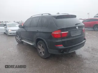 2013 BMW X5 xDrive35i z VIN 5UXZV4C53D0B23239, wystawiony jako IAAI lot #42200152 z przebiegiem 173 463 mil mil oraz . Historia ofert i sprzedaży dostępna na DreamBid. Obrazek 3.