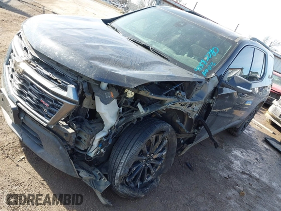 2023 Chevrolet Traverse RS z VIN 1GNEVJKW5PJ276524, wystawiony jako IAAI lot #41582780 z przebiegiem 56 095 mil mil oraz . Historia ofert i sprzedaży dostępna na DreamBid. Obrazek 2.