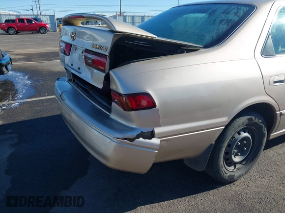 1998 Toyota Camry LE z VIN JT2BG22K3W0151088, wystawiony jako IAAI lot #41429977 z przebiegiem 435 394 mil mil oraz . Historia ofert i sprzedaży dostępna na DreamBid. Obrazek 17.
