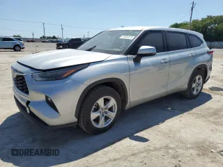 2022 Toyota Highlander LE z VIN 5TDZZRAH9NS555927, wystawiony jako Copart lot #55956475 z przebiegiem 58 188 mil mil oraz Szkoda całkowita • Salvage title. Historia ofert i sprzedaży dostępna na DreamBid. Obrazek 1.