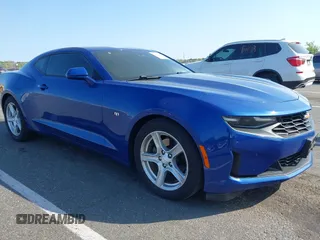 2019 Chevrolet Camaro 1LT z VIN 1G1FB1RX0K0113565, wystawiony jako IAAI lot #42175903 z przebiegiem 56 946 mil mil oraz . Historia ofert i sprzedaży dostępna na DreamBid. Obrazek 1.