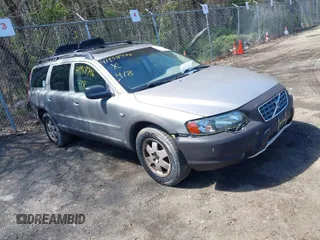 2004 Volvo V70 XC70 with VIN YV1SZ59H241171718, listed as a IAAI auction lot 41958796 with 76,710 mi miles. Bid and sale history available at carsss.com. Image 1.
