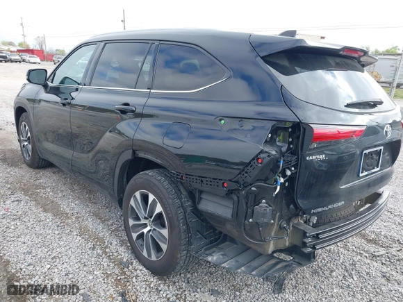 2021 Toyota Highlander XLE with VIN 5TDGZRAH3MS038077, listed as a IAAI auction lot 41886637 with 43,585 mi miles. Bid and sale history available at carsss.com. Image 3.
