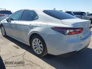 2023 Toyota Camry LE z VIN 4T1C11AK3PU182386, wystawiony jako IAAI lot #42118553 z przebiegiem 38 705 mil mil oraz . Historia ofert i sprzedaży dostępna na DreamBid. Obrazek 3.