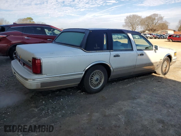 1997 Lincoln Town Car Signature z VIN 1LNLM82W9VY633666, wystawiony jako Copart lot #45396215 z przebiegiem 100 182 mil mil oraz Szkoda całkowita • Salvage title. Historia ofert i sprzedaży dostępna na DreamBid. Obrazek 3.